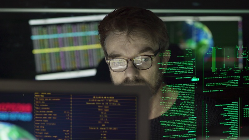 Hacker che lavora al computer