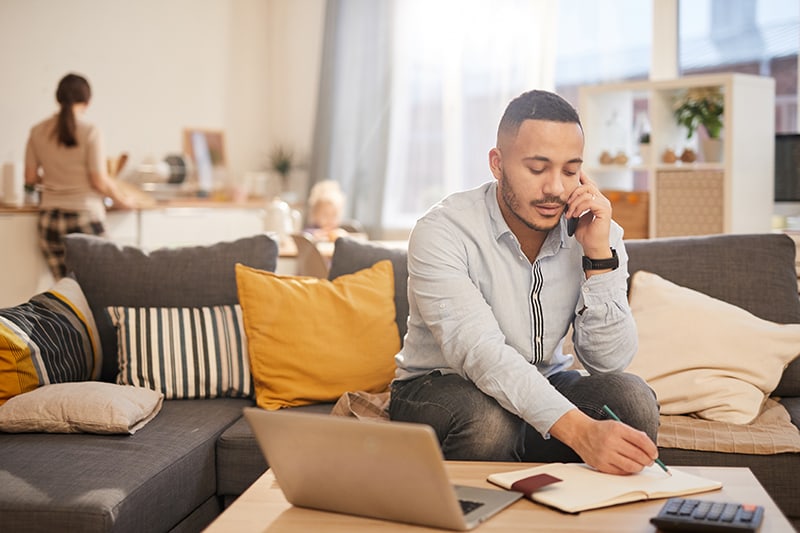 Un padre di famiglia che adopera il lavoro agile
