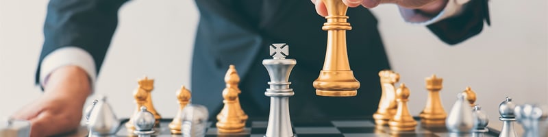 l'uomo muove pezzi degli scacchi metafora