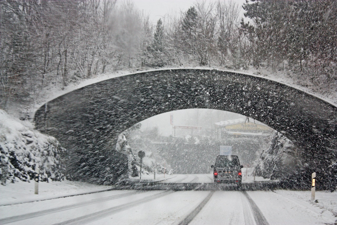 Strada innevata Una strada innevata che rende difficile la circolazione